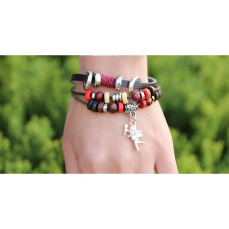 Mørkebrunt læderarmbånd med perler og en engel