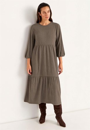 Cellbes of Sweden - Prikket flæsekjole med elastisk crepe kvalitet i nougat/prikket til damer i størrelse 38/40