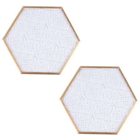 Kultaiset lasinaluset juomille, kaiverrettua lasia, tyylikkäät kahvikultaan