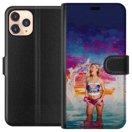 Kompatibel Tegnebogsetui til Apple iPhone 11 Pro Blond kvinde i farverigt strandtøj, der leger i havet ved solnedgang