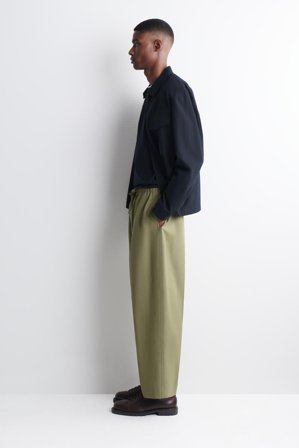COS Homme Pantalon Barrel Taille Ajustable in Vert