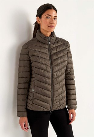 Cellbes of Sweden - Praktisk, stilfull lettvektsjakke i nougat for damer i størrelse 62/64