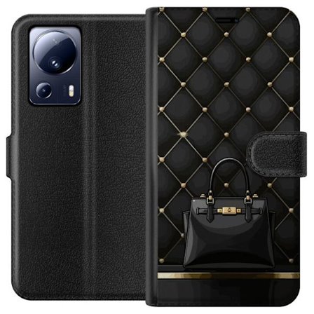 Kompatibelt Lommeboketui til Xiaomi 13 Lite Luksuriøs svart veske mot quiltet bakgrunn