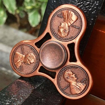 Finger Anti-stress med Kullager Triangel Mynt Roterande Dart Finger Spinner