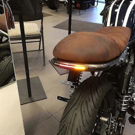 LED-takavalo cafe racer -moottoripyörään jarru- ja suuntavilkuilla