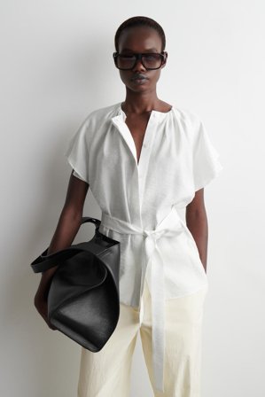 COS Women's Blus I Flera Lager Med Skärp in Beige