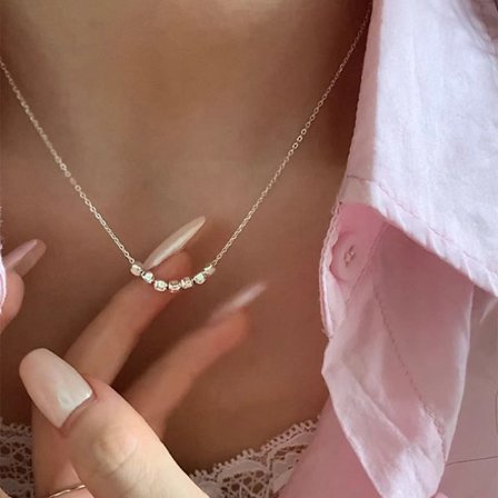 Halsband med sex små sockerbitar isbit