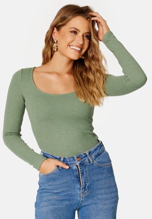 BUBBLEROOM Skyla round neck top Dusty green Klær