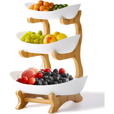 Frugtkurve til køkkenbordet, frugtstativ i tre etager med gyldne træhylder, festfade til mad, grøntsager, kager og desserter.