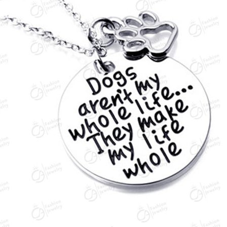 Kaulakoru riipuksella tekstillä "Dogs aren ́t my whole life...They ma