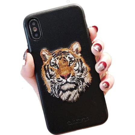 iPhone 13, Pro & Max svart broderat skal m tiger veganskt läder Black one size