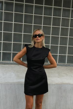 Josefine HJ x NA-KD Miniklänning med skarpa axlar - Josefine HJ x NA-KD - Svart - EU 44
