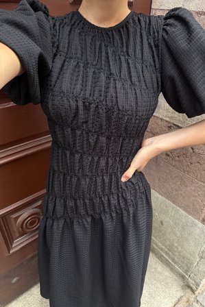 NA-KD - Midikjole med smock-detaljer og puffermer - Smock kjoler - Svart - EU 40