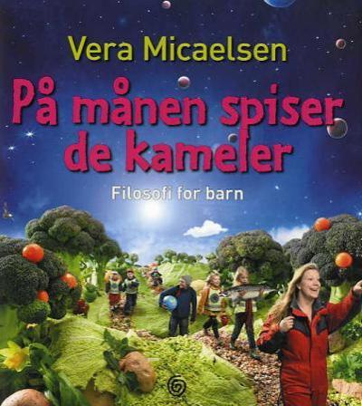 På månen spiser de kameler - Bok av Vera Micaelsen - Hardback