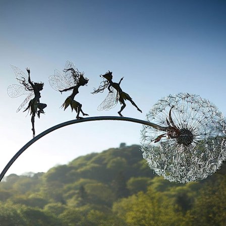 Keijupuutarhan veistokset Keijut ja voikukat tanssivat yhdessäB