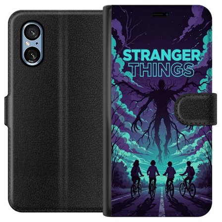 Yhteensopiva Lompakkokotelo Sony Sony Xperia 5 V Stranger Things -inspiroitunut fantasiaillustraatio, jossa on tumma hirviö, pyöräilevät lapset ja