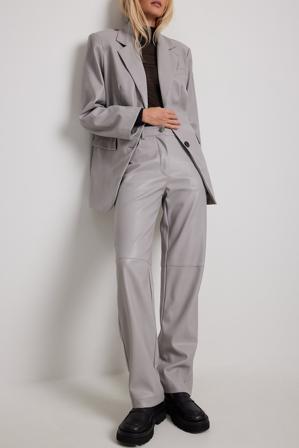 NA-KD Trend Straight PU Pants - Pantalons en simili cuir - Gris - EU 32