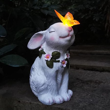 Solcelledrevet hagestatue kanin dekor kanin holder en sommerfugl sol