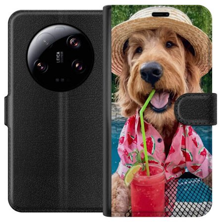 Kompatibelt Plånboksfodral till Xiaomi Xiaomi 13 Ultra Sommarhund dryck motiv med glad hund i hatt och rosa skjorta som dricker en smoothie vid poole