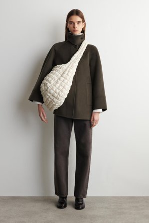 COS Femme Sac Bandoulière Oversize Matelassé Bag in Beige