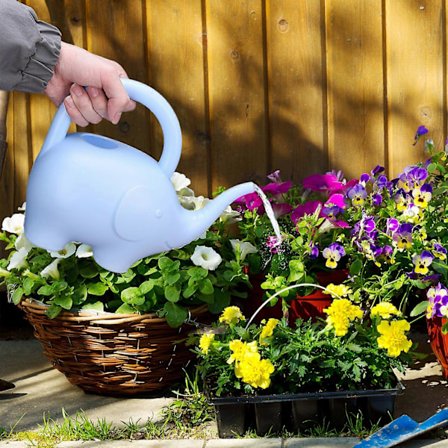 Sød Elefant Vandkande - Holdbart PP Materiale - Indendørs/Udendørs Plantesprayflaske - Tegneseriedesign - Blå - 1L