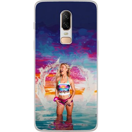Kompatibel Mobilcover til OnePlus 6 Blond kvinde i farverigt strandtøj, der leger i havet ved solnedgang