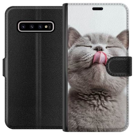 Kompatibelt Lommeboketui til Samsung Galaxy S10+ Nærbilde av søt grå katt med tungen ute, sjarmerende dyrsmotiv perfekt for katteelskere og humoristis
