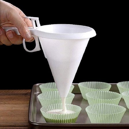 Säädettävä käsikahvainen suppilo suklaakonvehtioiden muotteihin