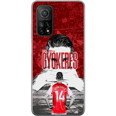 Yhteensopiva Puhelinkuori Xiaomi Mi 10T 5G Punainen dramaattinen kollaasikuva, jossa esiintyy Viktor Gyökeresin muotokuva ja pelaajia takaapäin areena