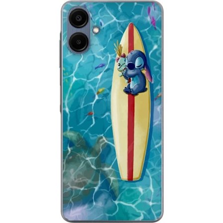 Kompatibel Mobilcover til Samsung Galaxy A06 Afslappende illustration af Stitch der hviler på et surfbræt i klart turkisfarvet vand