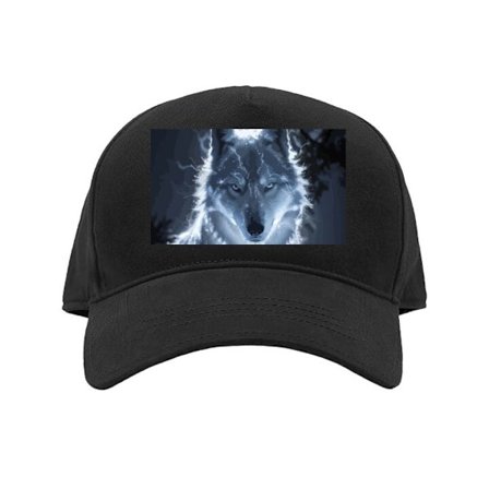 Kasket Hvid ulv omgivet af lyn i en mørk skov, dramatisk fantasybillede med elektrisk energi og kraftfuld nattestemning