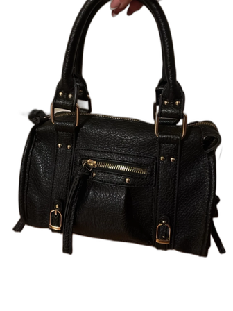 Svart handväska med gulddetaljer från Spanien