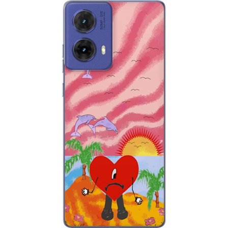 Kompatibel Mobilcover til Motorola Moto G85 Bad Bunny i en farverig quiltet jakke med hjertemønster og solbriller i moderne gade stil