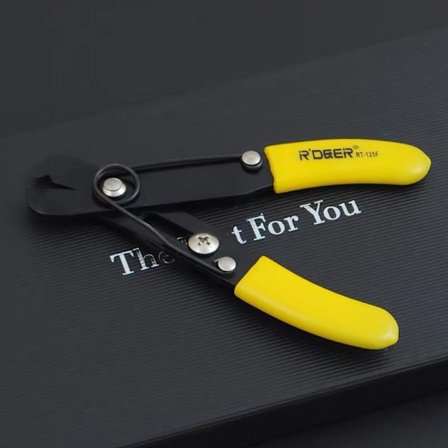 *Laitteiston ketjunleikkaustyökalun toiminto purkaminen avaavat pihdit i*