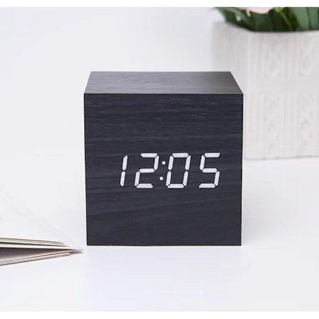 Tregulær LED-vekkerklokke i tre med elektronisk digital display