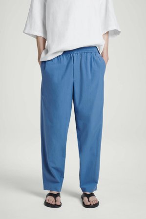 COS Men's Pantalón De Algodón Elástico Tapered Fit in Azul