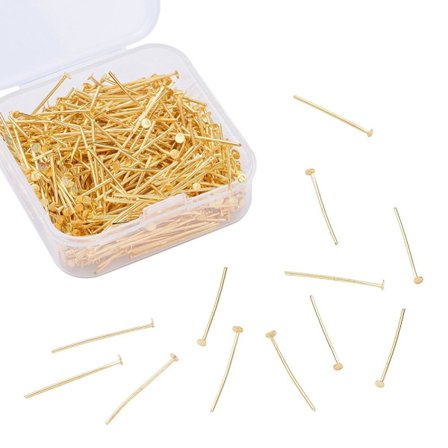Ask med C:a 450 Guldpläterade hattpinnar 24 mm. långa