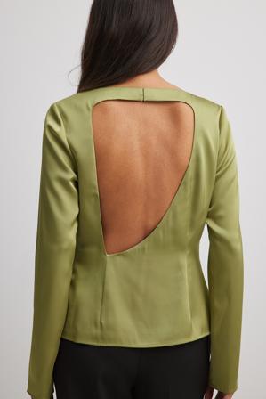NA-KD Asymmetrisk blus med öppen rygg - Blusar - Grön - EU 44