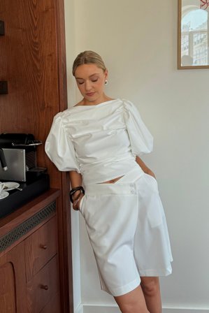 Lydia Tomlinson x NA-KD Shorts mit asymmetrischem Detail - Shorts - Weiß - EU 32