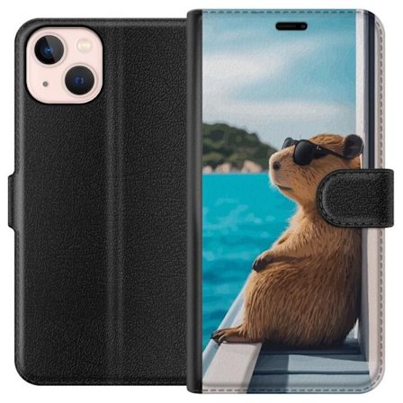 Apple iPhone 13 Tegnebogsetui Afslappet kapibara med solbriller ved havet, sjovt og humoristisk motiv der spreder glæde og feriestemning.