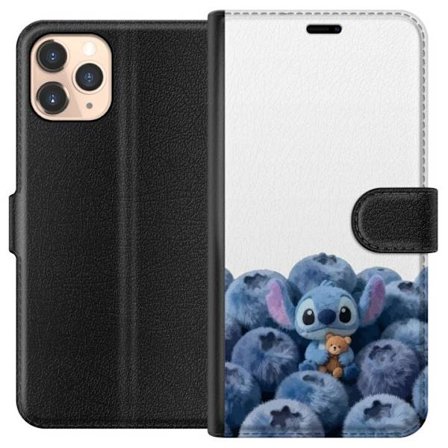 Kompatibelt Lommeboketui til Apple Apple iPhone 11 Pro Søt blå karakter blant blåbær med bamse i mykt og lekent illustrasjon