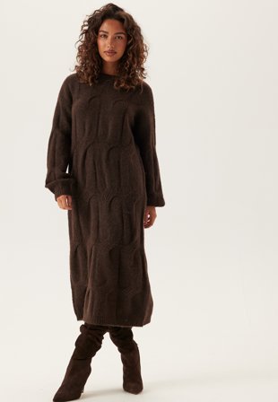 Pieces - Pcjenna Ls Cable Knit Midi Dre - Hot Fudge - Kläder - - Bubbleroom