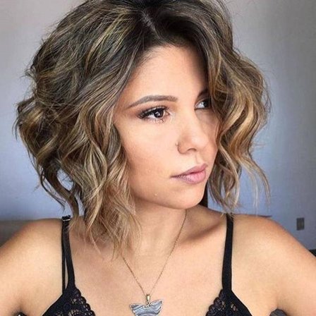 #Ruskea lyhyt kihara peruukki naisille#