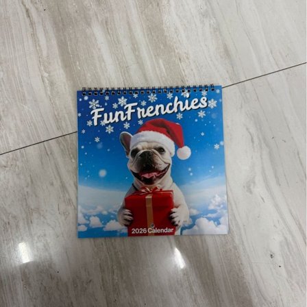 2026 Ny gränsöverskridande storsäljare Amazon engelsk Highland Cow Katt Hund Kalender/Skrivbordskalender 21 Tomtehatt Hund ly