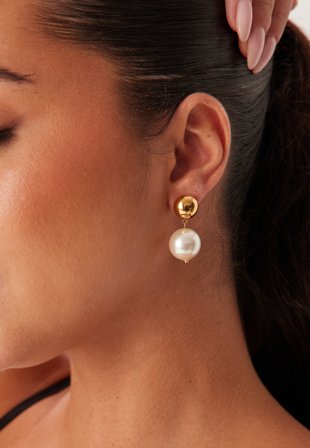 BY JOLIMA Jolie Pearl Earring, Gold Gold Klær