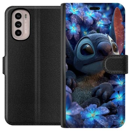 Motorola Moto G41 Tegnebogsetui Stitch i en blå blomsterbed med bløde farver og drømmende Disney-følelse, hvor Stitch sidder omgivet af blomster i