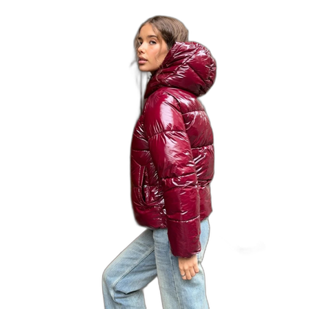 Vinröd pufferjacka med huva