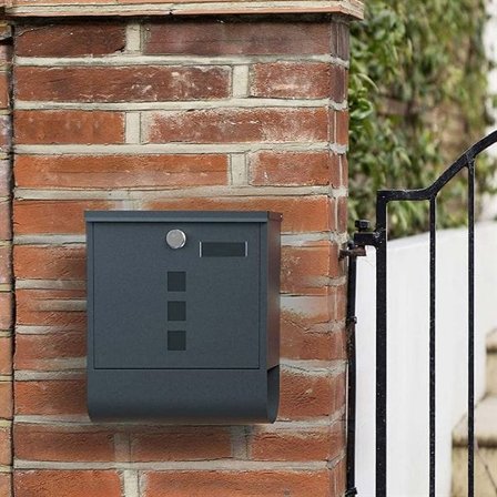 Väggmonterad brevlåda med lås och namnskylt - Grå