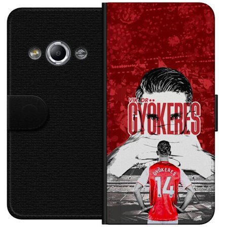 Yhteensopiva Lompakkokotelo Samsung Galaxy Xcover 3 Punainen dramaattinen kollaasikuva, jossa esiintyy Viktor Gyökeresin muotokuva ja pelaajia takaapä