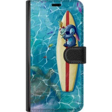 Kompatibel Tegnebogsetui til OnePlus 12R Afslappende illustration af Stitch der hviler på et surfbræt i klart turkisfarvet vand